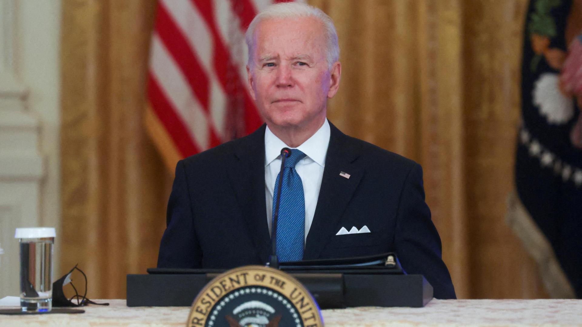 Joe Biden escuchando una pregunta de Fox News