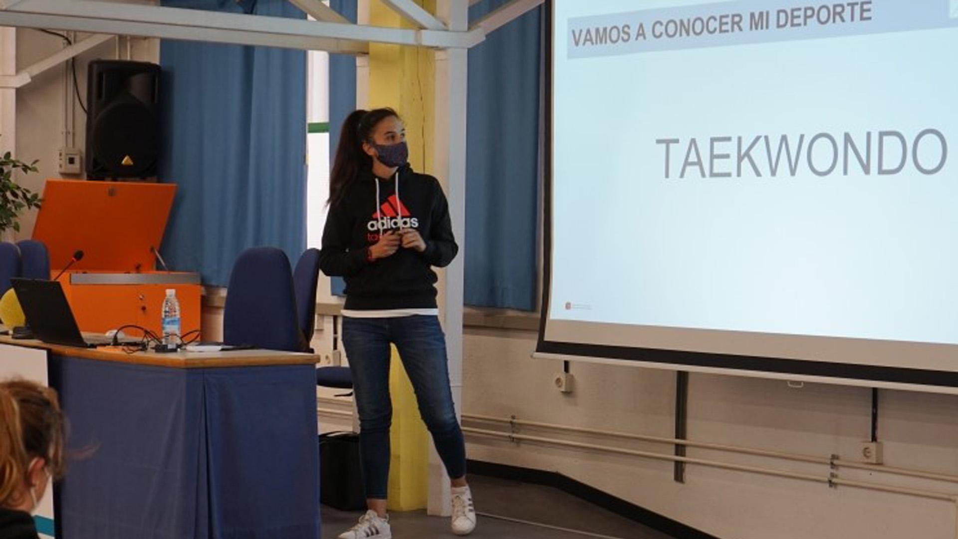 Paula Remírez habla de taekwondo en el instituto Cuatro Vientos.