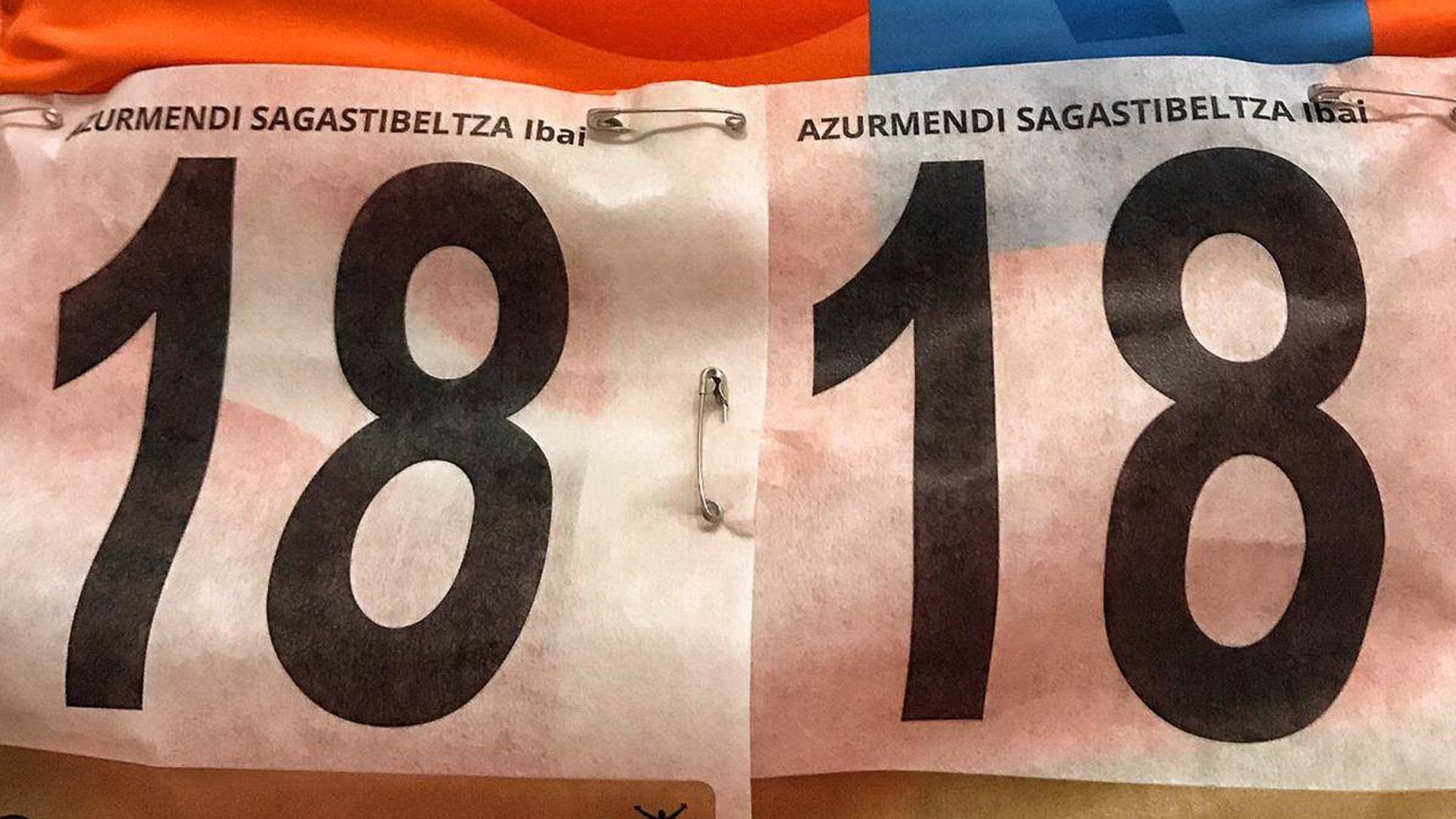 El maillot con los dos dorsales 18 que el navarro Ibai Azurmendi llevó el domingo en Valencia