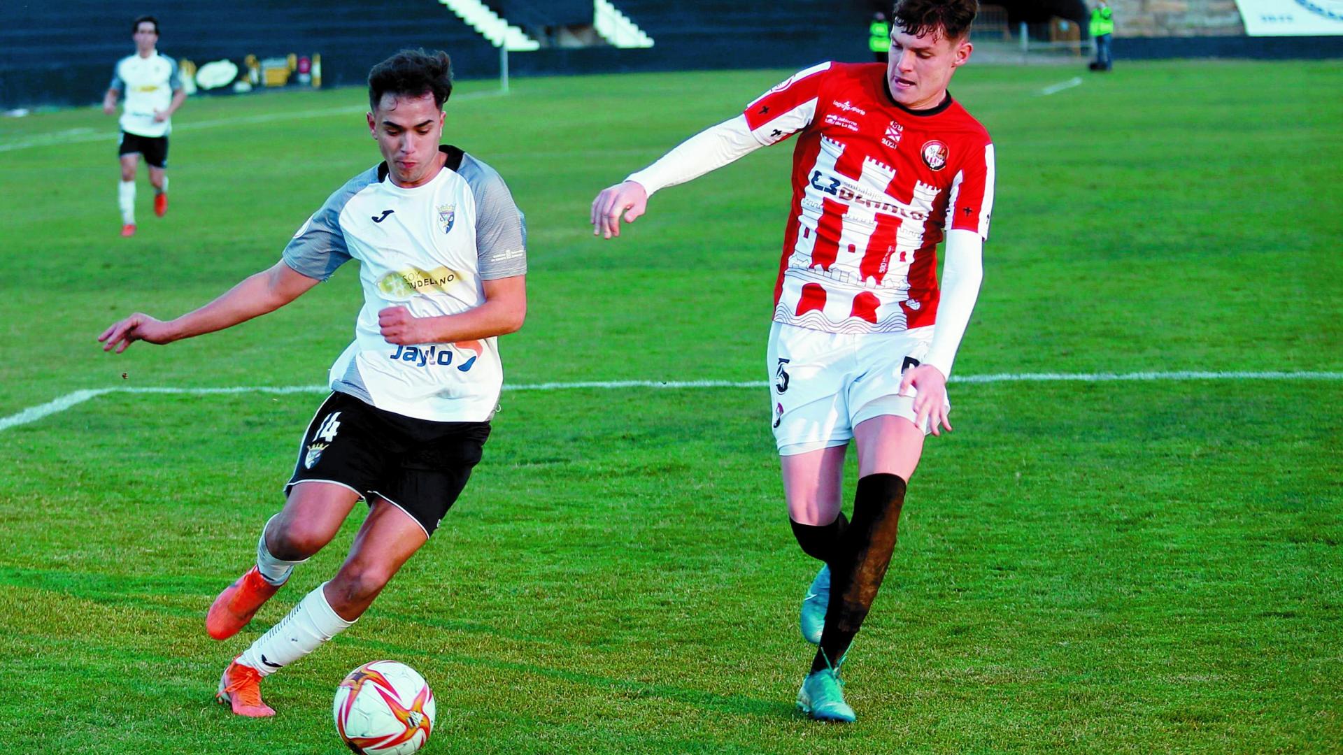 Yasin Lorenzo, del Tudelano, disputa un balón ante César Fernández