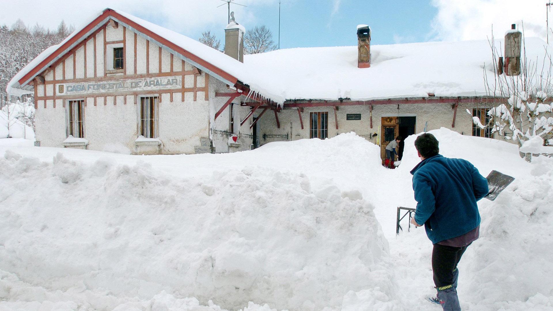 Imagen del edificio principal del ‘Guardetxe’ o Casa Forestal de Aralar, durante unas nevadas. Hoy día no existe