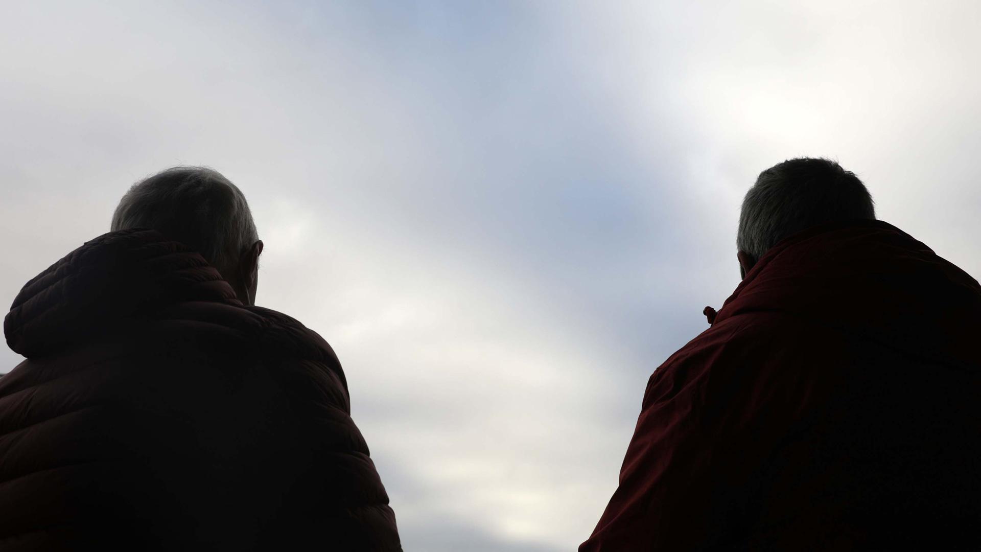 José y Iosu, dos alcohólicos de Pamplona en recuperación de 65 y 61 años, posan de espaldas mirando hacia el futuro con esperanza