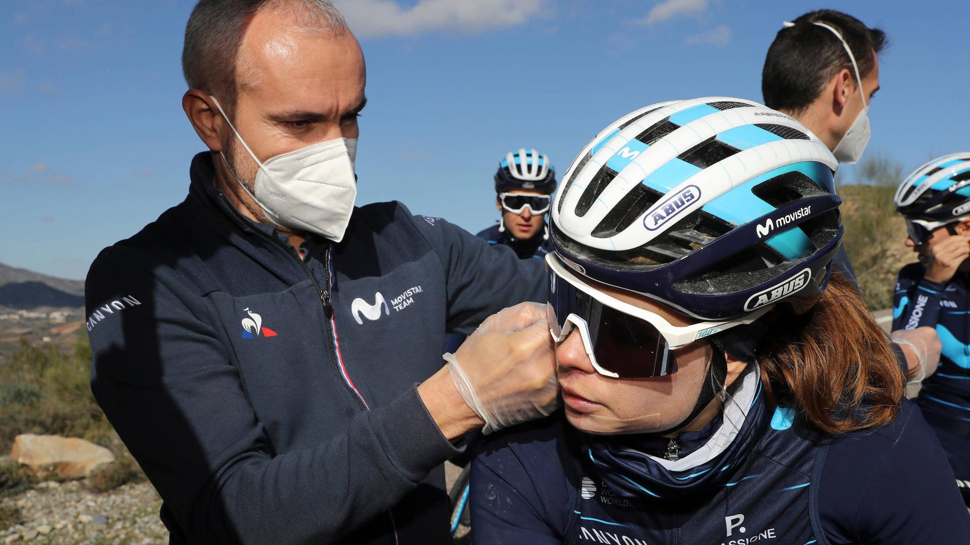 La ciclista Sheyla Gutiérrez se somete a la prueba del lactato con el técnico Servando Velarde, en la última concentración en Almería