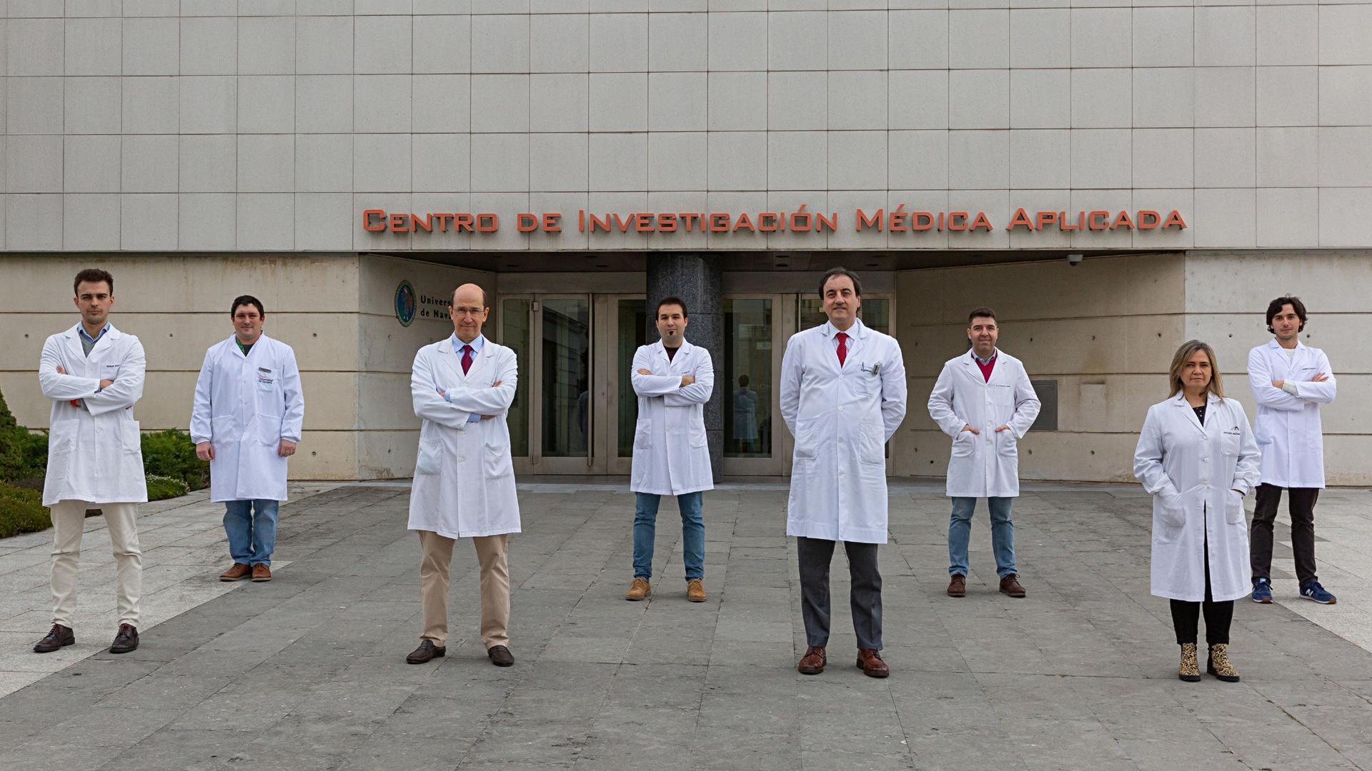 Los Dres. Fernando Lecanda y Rafael Martínez-Monge, en el centro, con los profesionales del Cima que han participado en el estudio