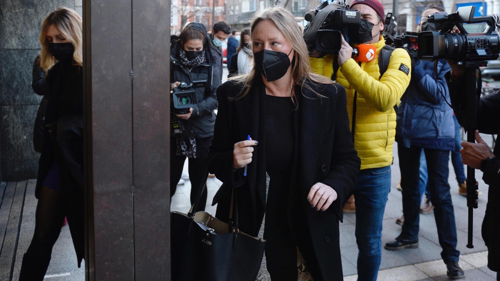 Lorena Iglesias (c), la abogada de detenido por su supuesta implicación en la desaparición de Esther López en Traspinedo (Valladolid) a su llegada este viernes a los juzgados