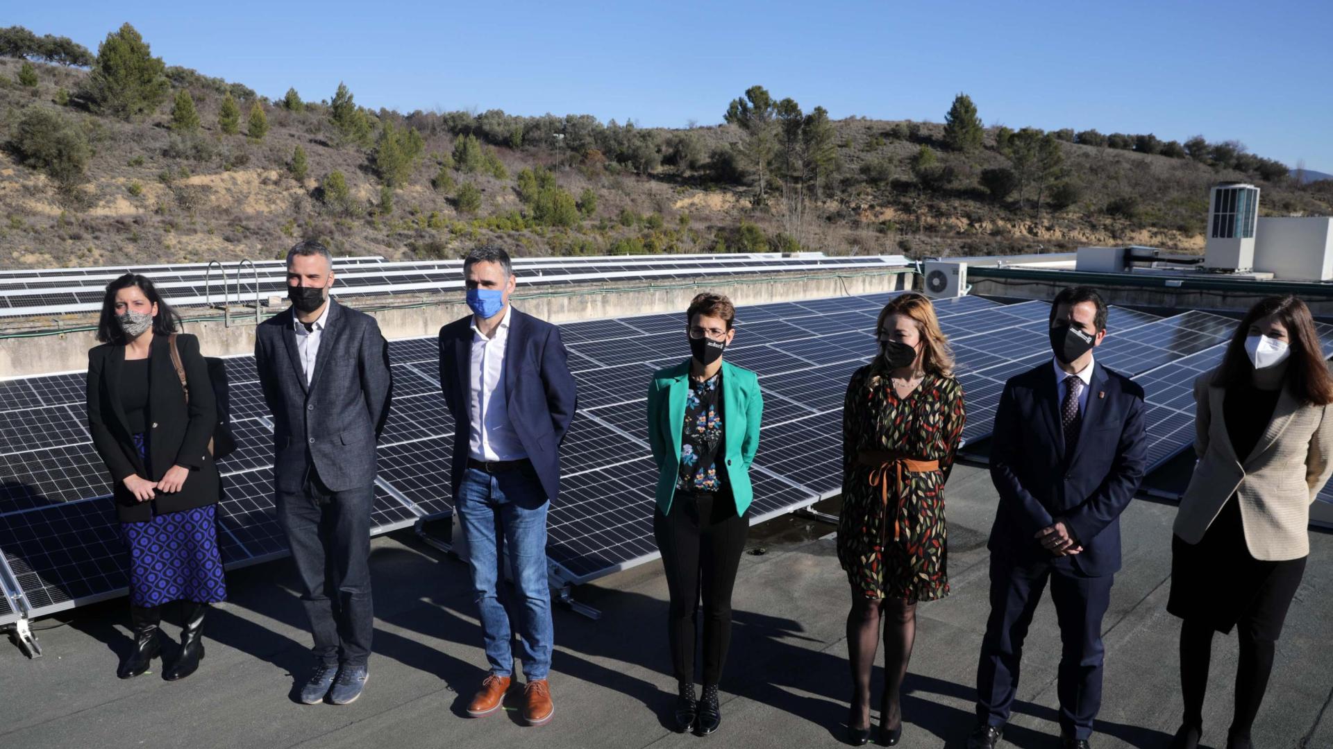 De izda. a dcha., Uxue Itoiz, directora general de Industria; Oihan Mendo, alcalde de Puente la Reina; Josu Ugarte, presidente de Schneider Iberia; María Chivite, presidenta del Gobierno de Navarra; Raquel Gasco, directora de la planta de Schneider; Mikel Irujo, consejero de Desarrollo Económico; y Arantza Ezpeleta, directora financiera y sostenibilidad de Acciona Energía.