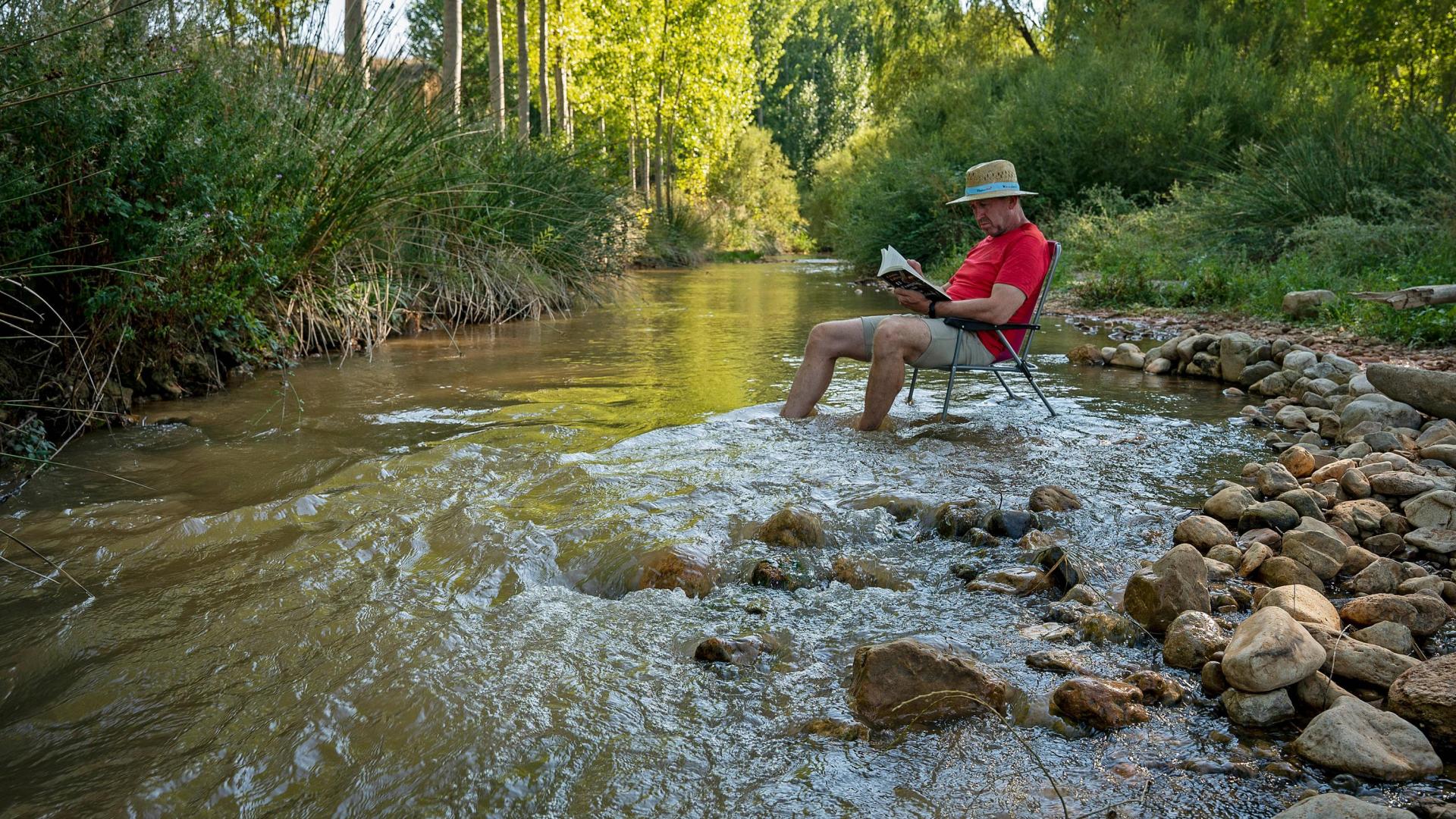 El escritor Carlos Aurensanz en el río de Oliete, localidad en cuyo certamen participó junto a Cristina Fallarás.
