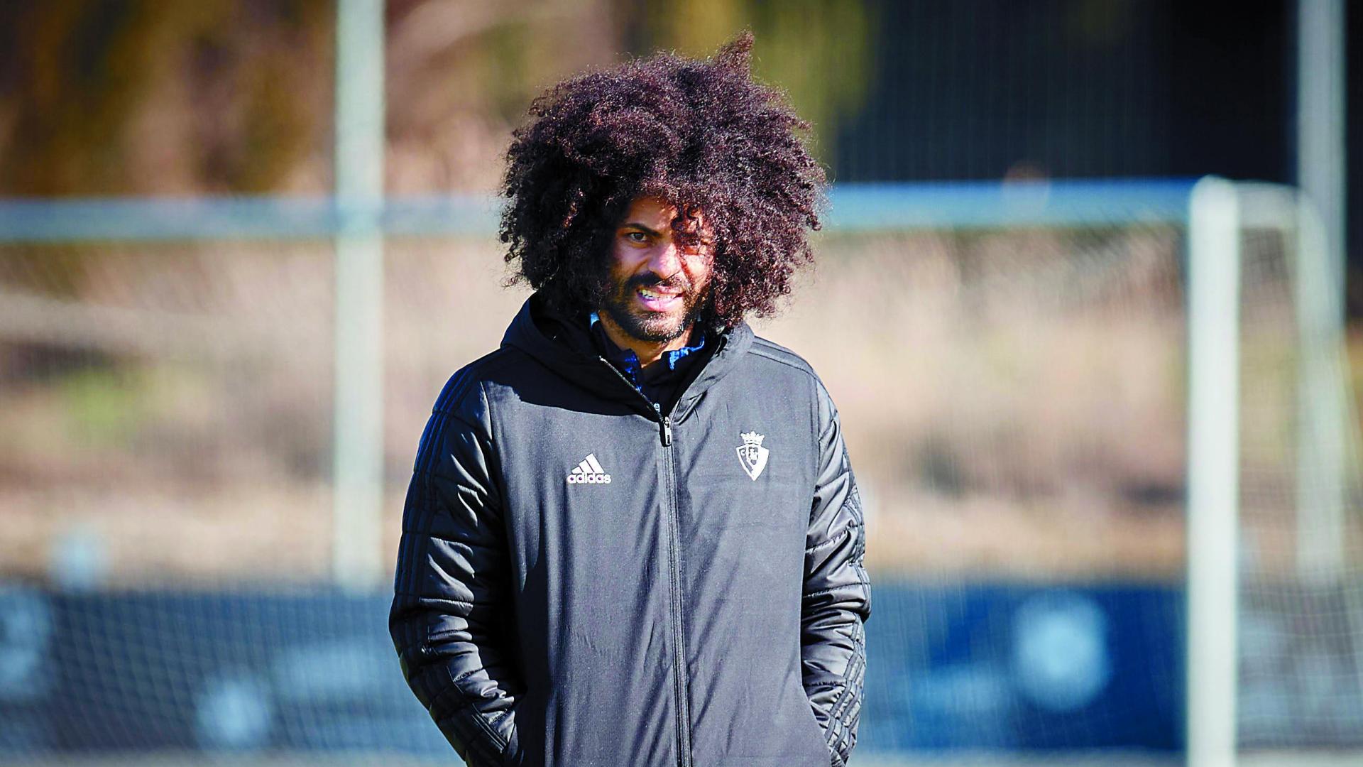 El central rojillo Aridane Hernández sigue una de las últimas sesión de entrenamiento en Tajonar