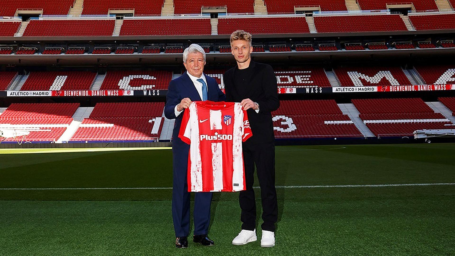 Daniel Wass, junto al presidente del Atlético, Enrique Cerezo, durante su presentación