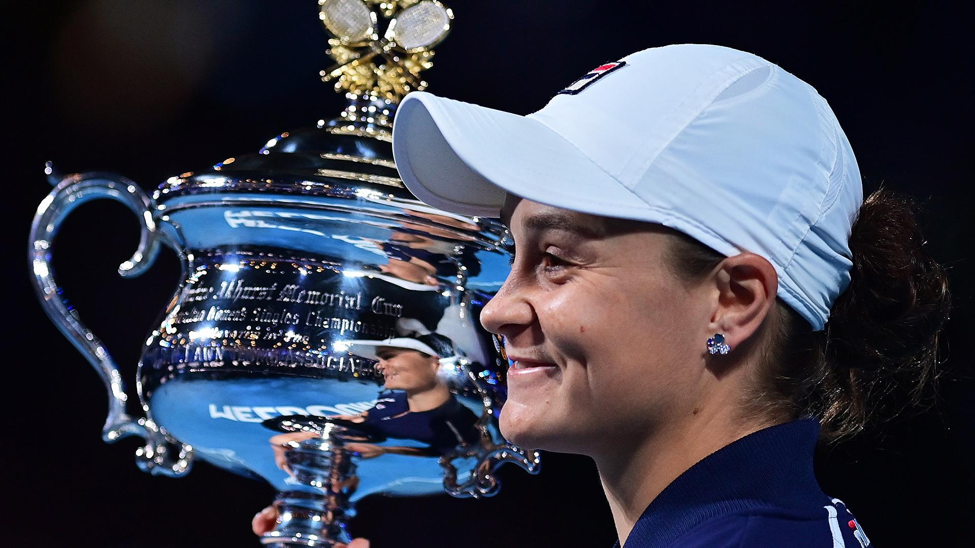 La australiana Ashleigh Barty posa con el trofeo tras adjudicarse el Abierto de Australia