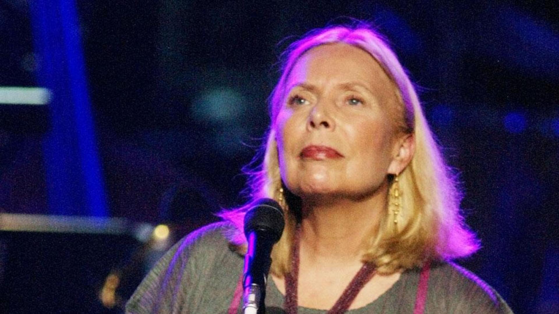 Joni Mitchell, durante un concierto