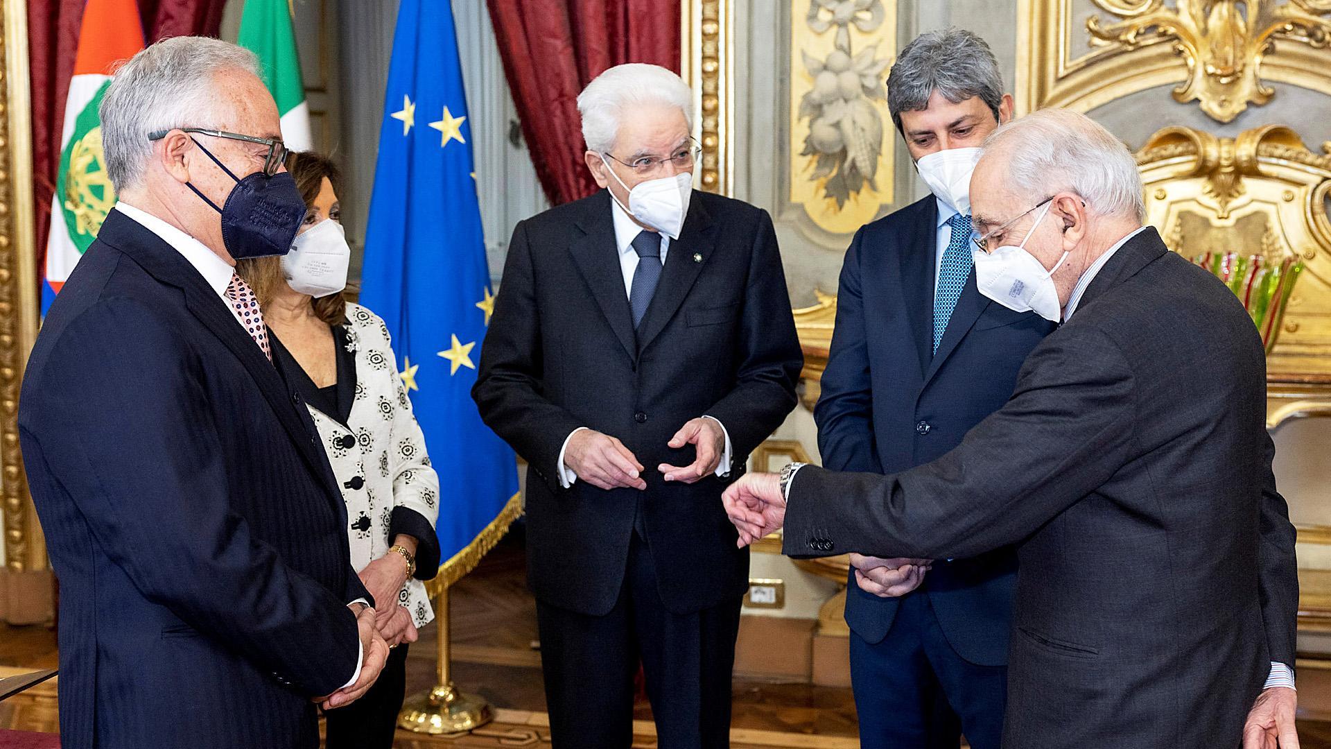 Sergio Mattarella, Maria Elisabetta Alberti Casellati, Roberto Fico y Giuliano Amato durante un acto en Toma