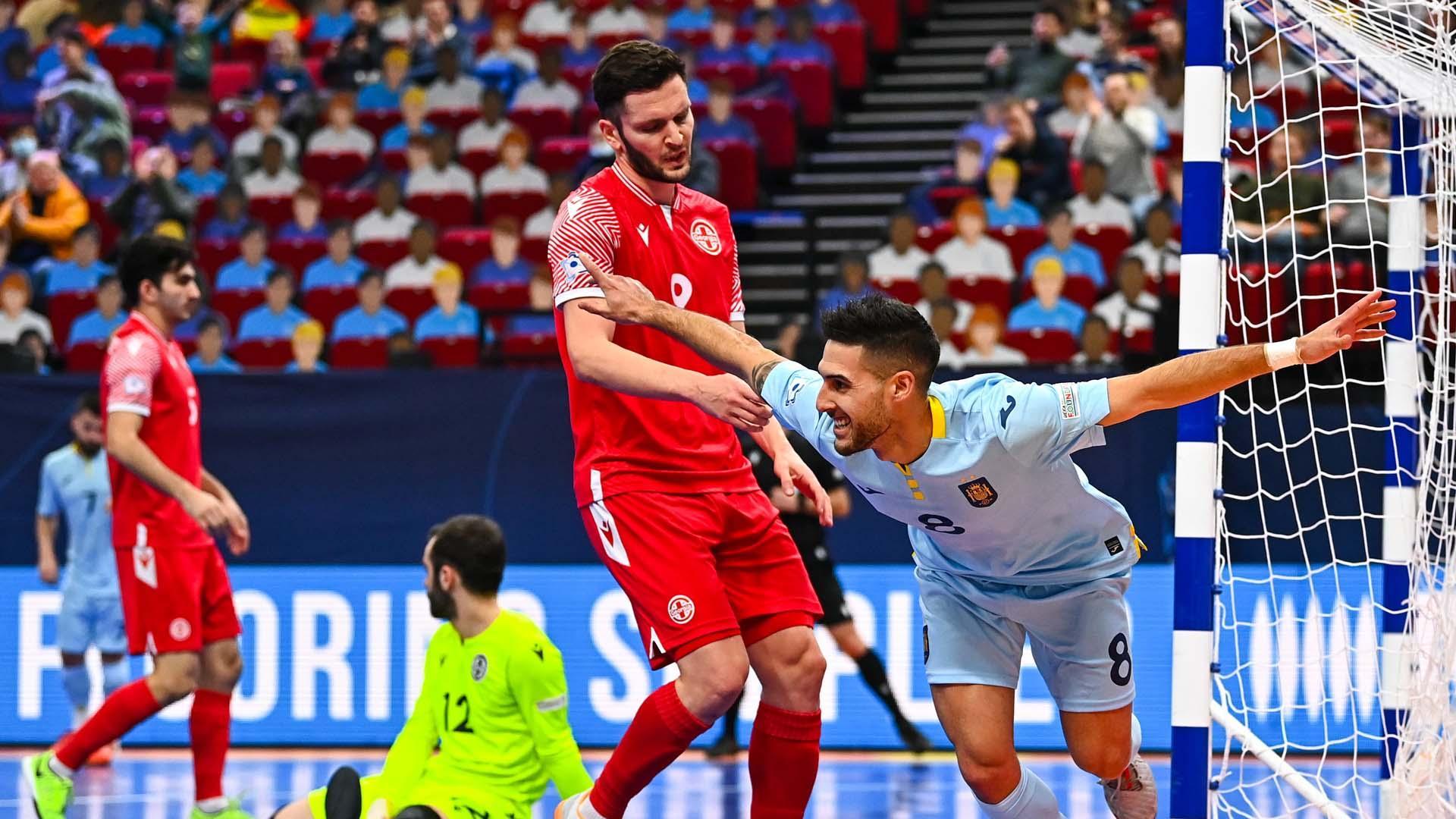 Adolfo celebra uno de los goles ante Georgia