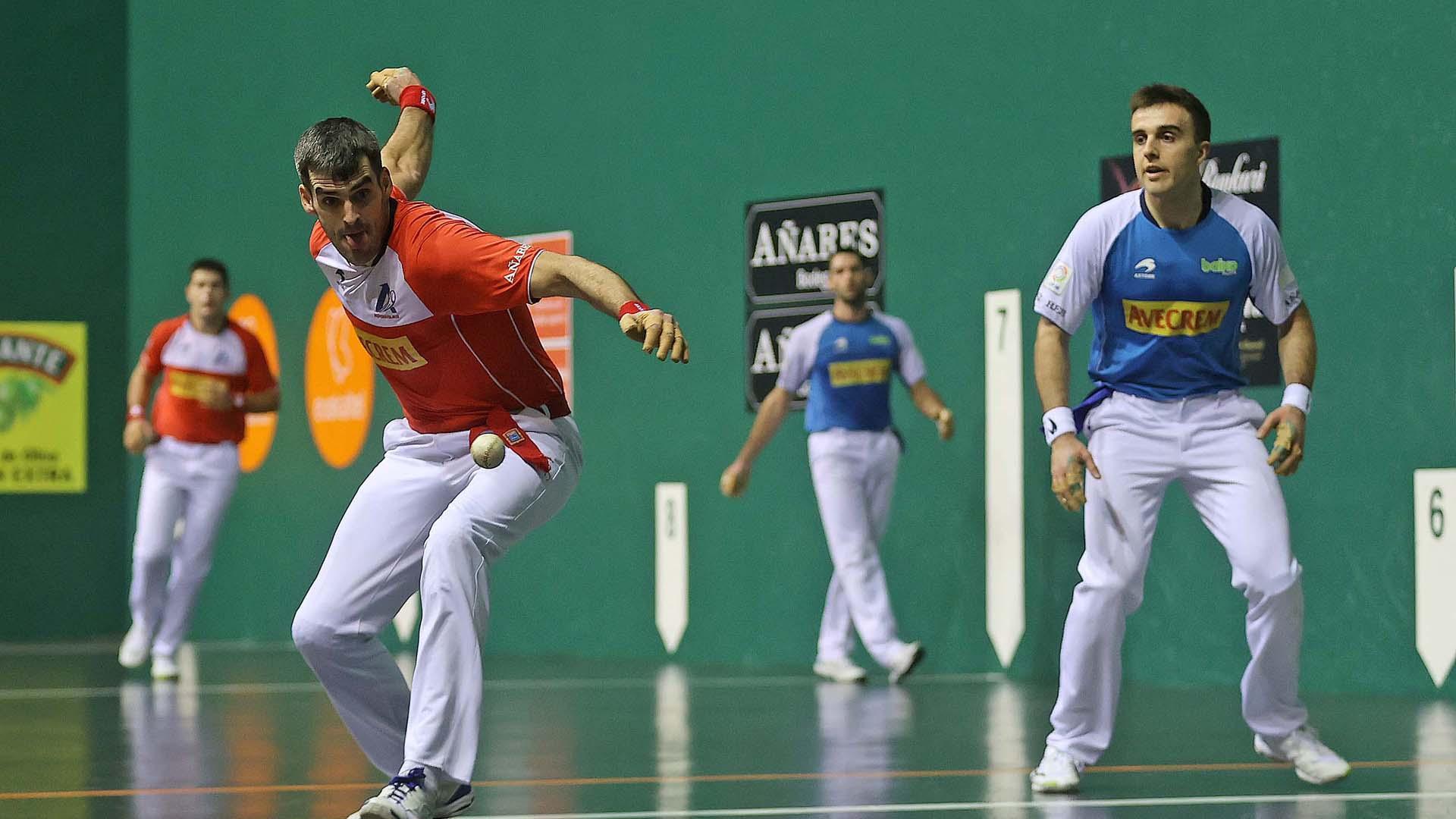 Joseba Ezkurdia golpe a la pelota en presencia de Jon Ander Peña durante el partido en el Labrit