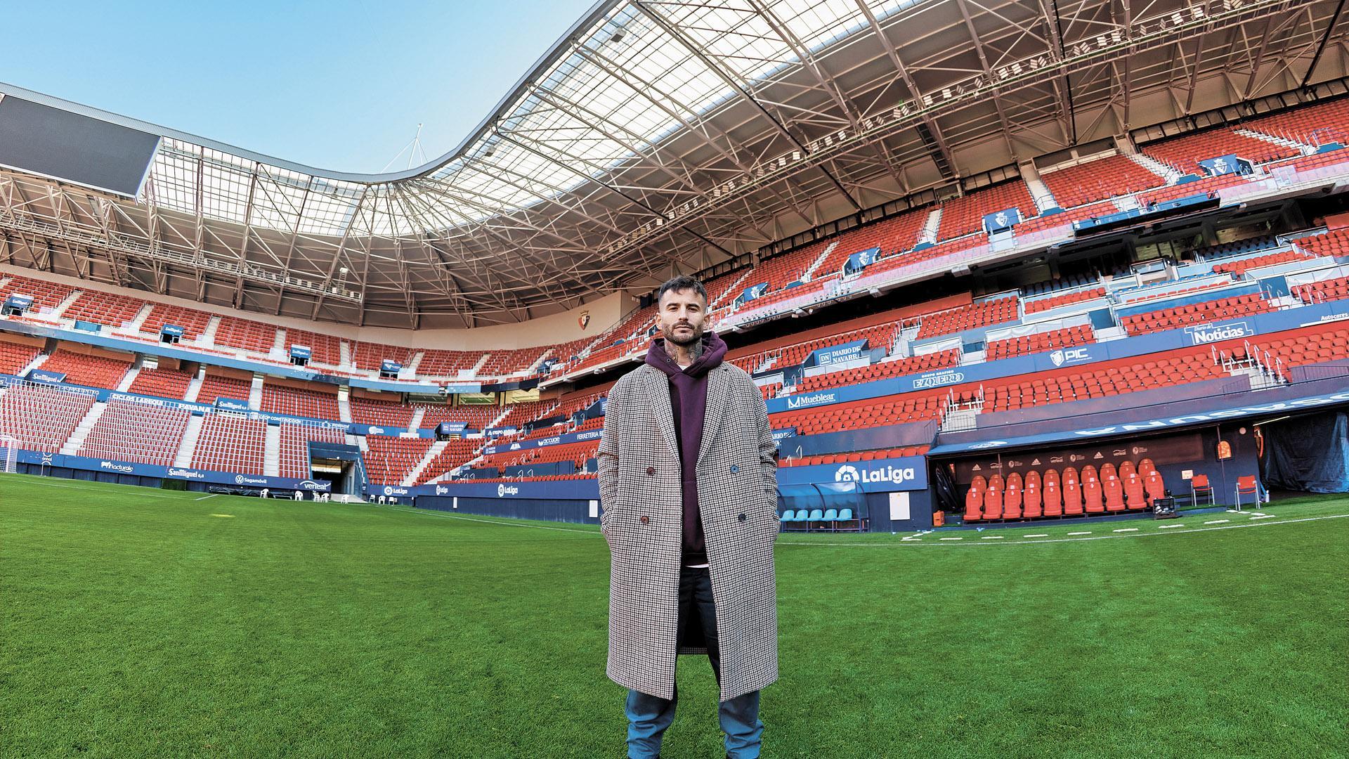 Rubén García posa en el césped de El Sadar tras el amistoso que disputó Osasuna el pasado jueves ante el Alavés