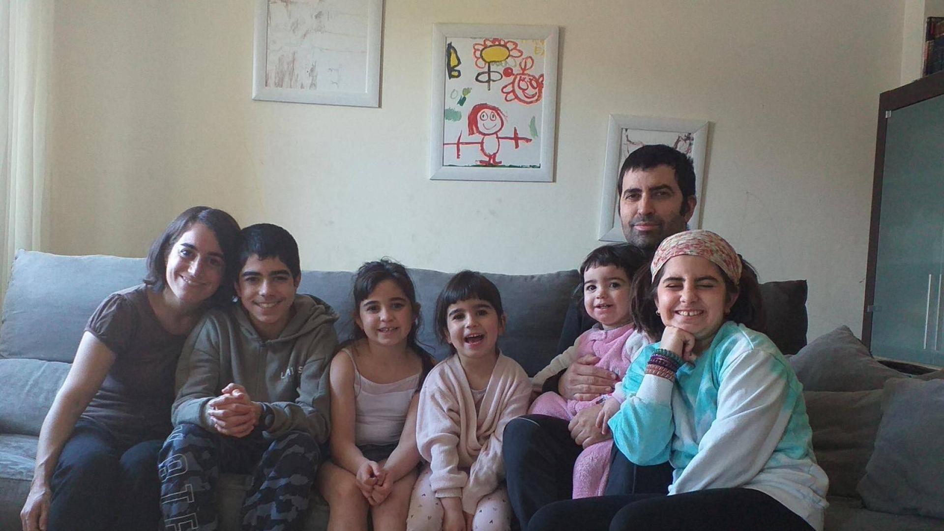 De izquierda a derecha: Isabel Sánchez Alfaro; sus hijos José, June, Haizea, Ariane y Anne; y su marido, Rubén Alves. La familia se ha fotografiado en su casa de Olloki