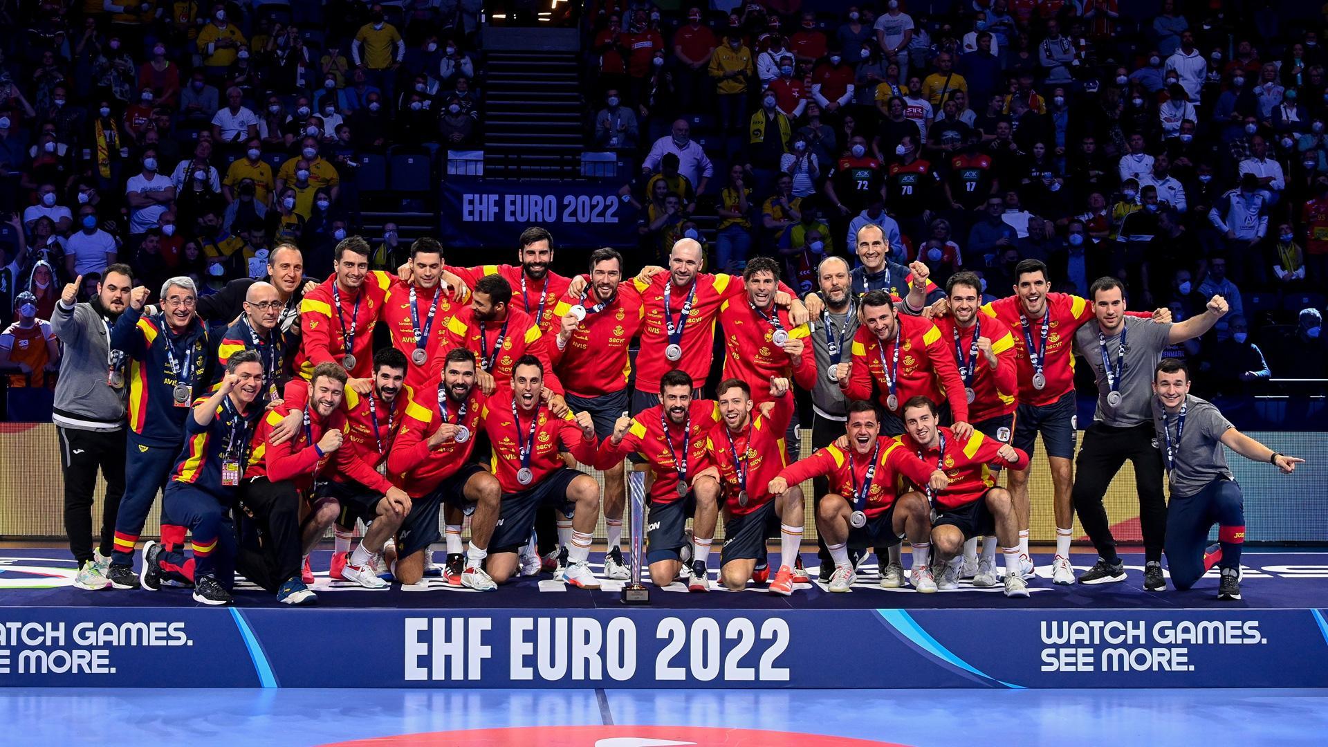 La selección española de balonmano celebra la plata del Europeo