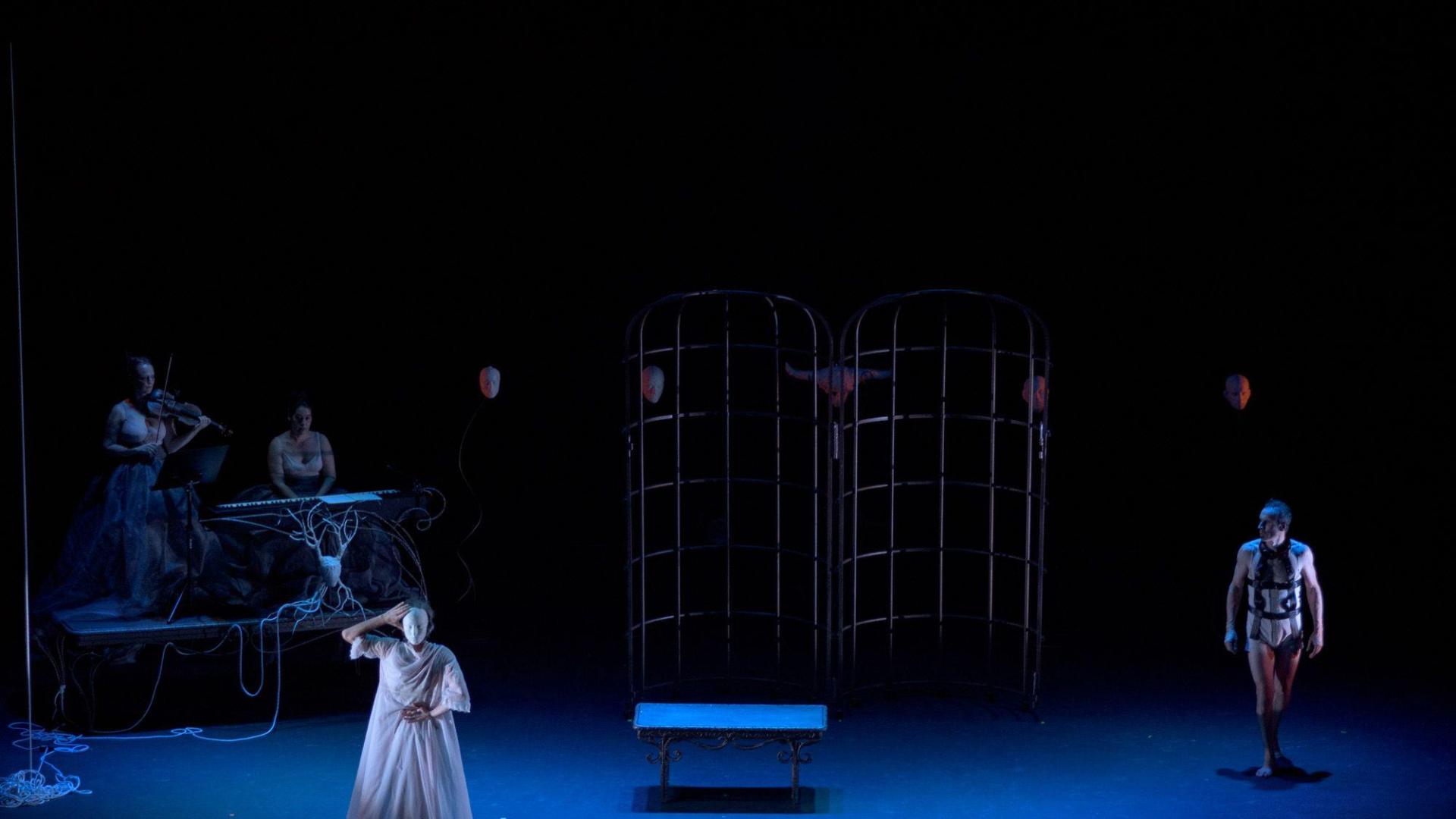 Escena de 'Tránsitos', espectáculo de teatro-danza de la compañía navarra Amico Teatro