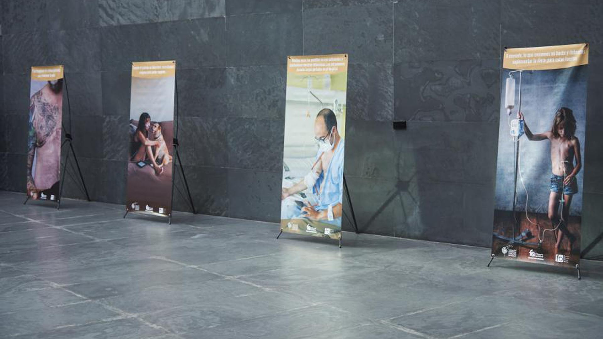 Parlamento acoge una exposición que busca visibilizar la fibrosis quística