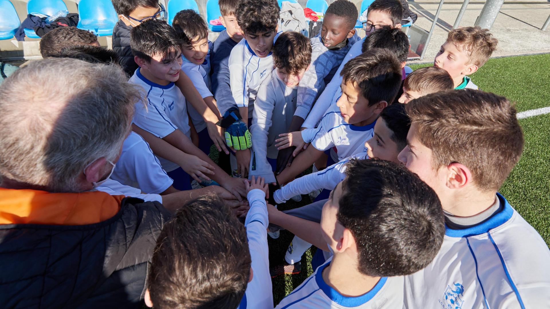 Los jugadores del Burladés hacen un grito de ánimo ante de comenzar el partido del sábado en Ripagaina
P:
L: Pamplona
T: Campo de Fútbol de Ripagaina. Futbol Infantiles. Paritdo Burladés-San Ignacio