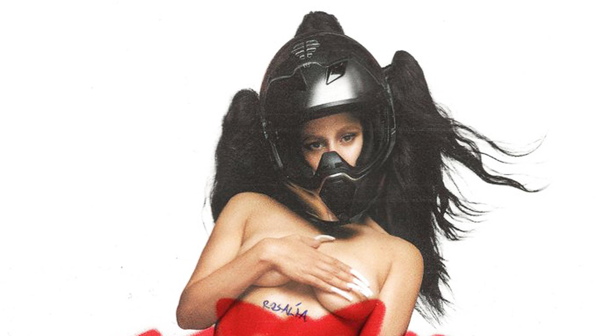 La cantante posó con casco en la portada de su disco 'Motomami'