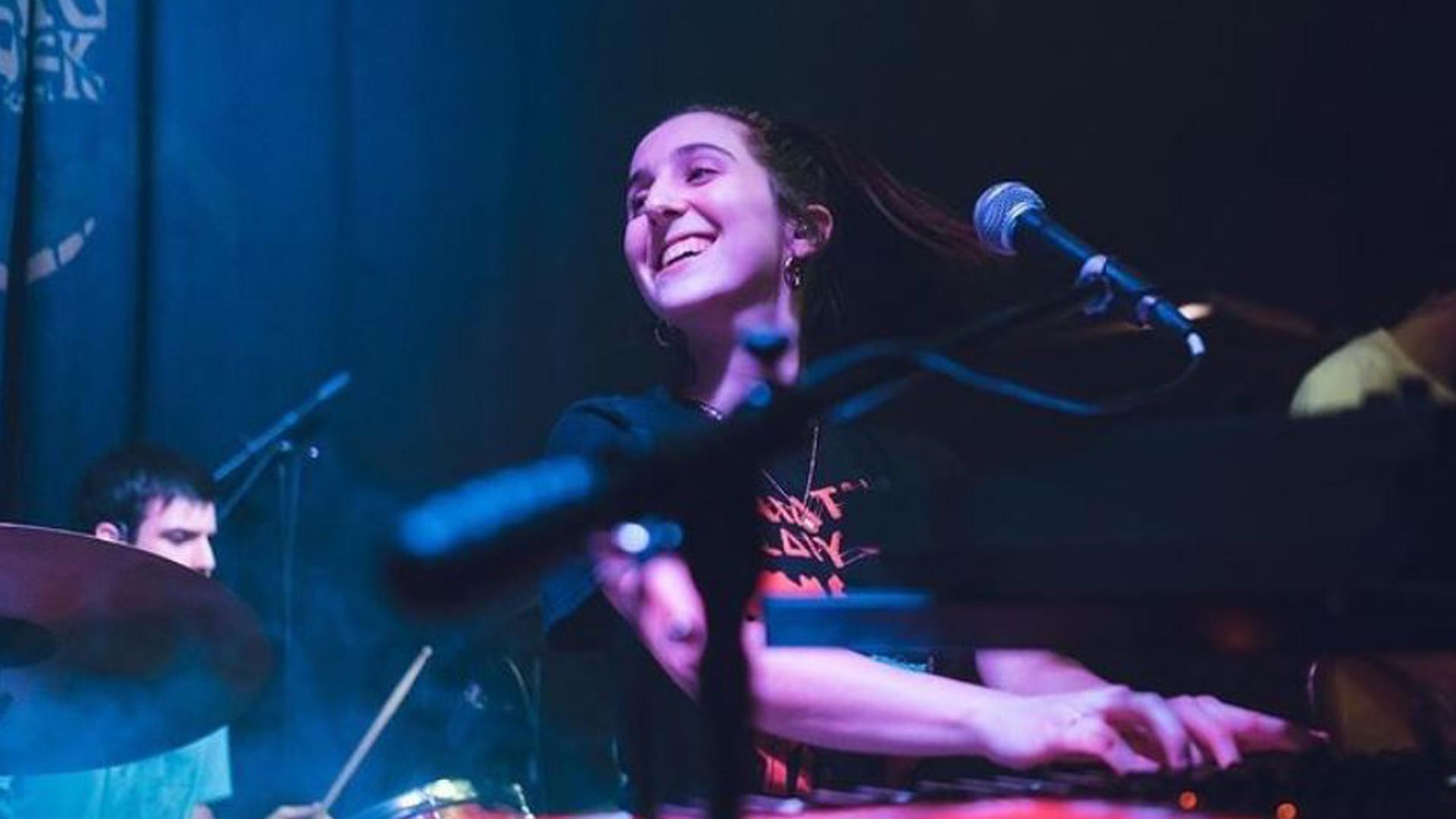Leire Iribarne, la vocalista y teclista navarra en un concierto de Diabolo Kiwi