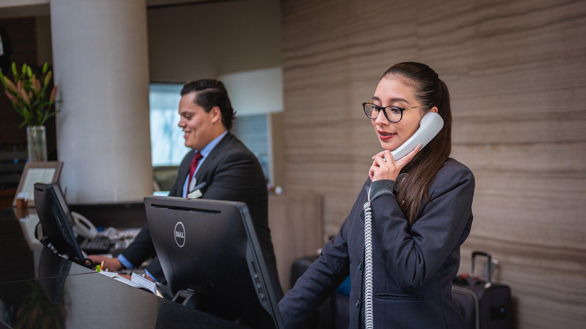 Recepcionistas en un hotel, empleos que suelen requerir idiomas