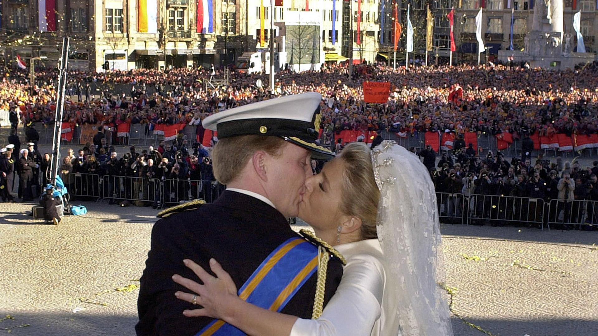 Guillermo y Máxima se besan en el balcón del palacio tras su boda en 2002