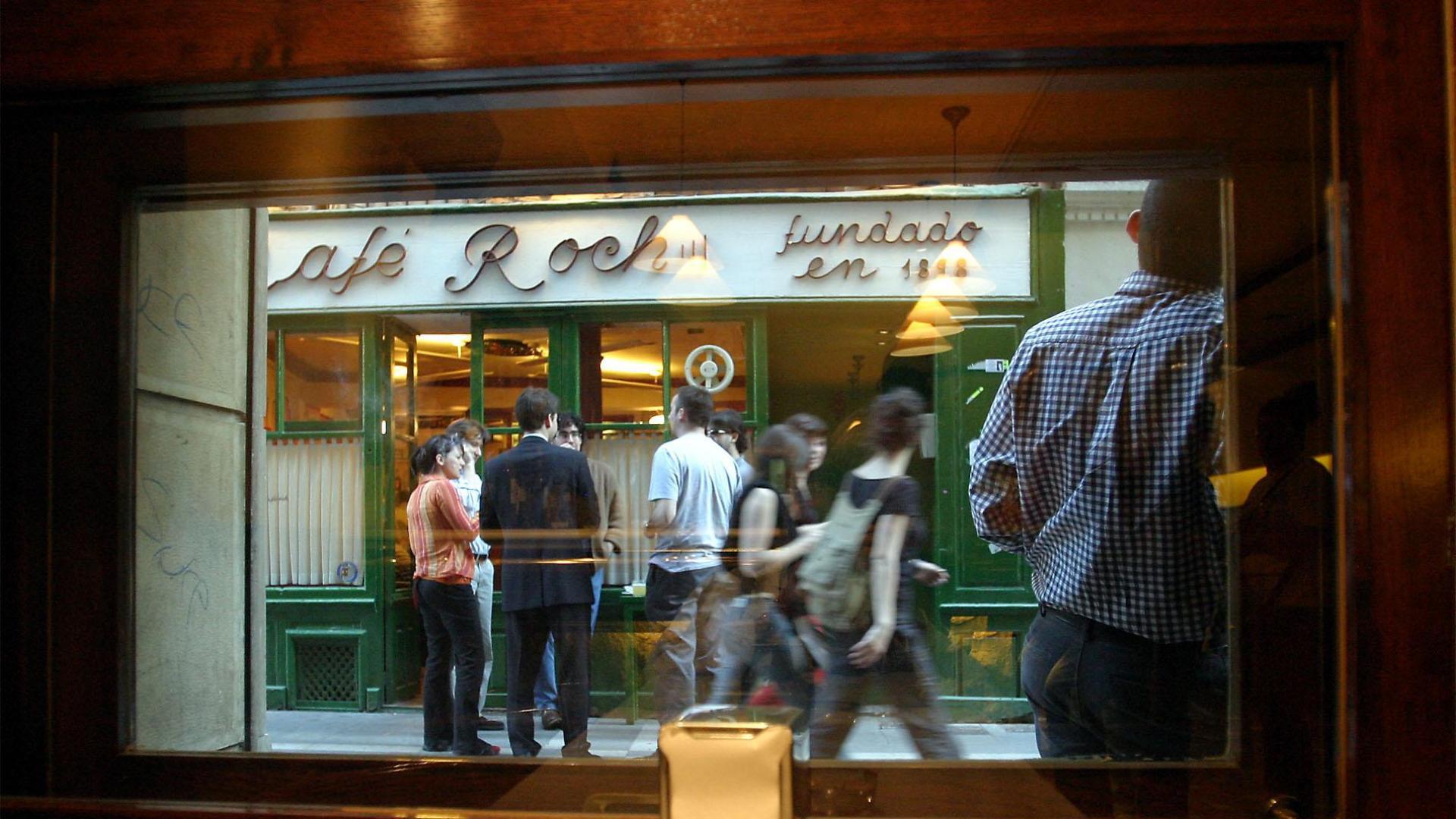 El Café Roch, en los tiempos previos a la pandemia, desde el interior del bar Burgalés
