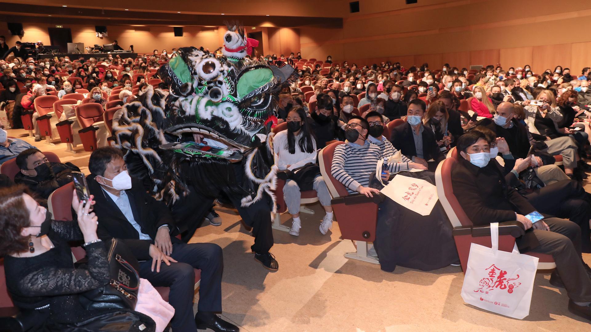 El festival comenzó con danzas del dragón y el león (imagen), impulsadas por Patxi Olóriz y sus alumnos de la escuela Kun Fu ‘Zhong Yi Tang’