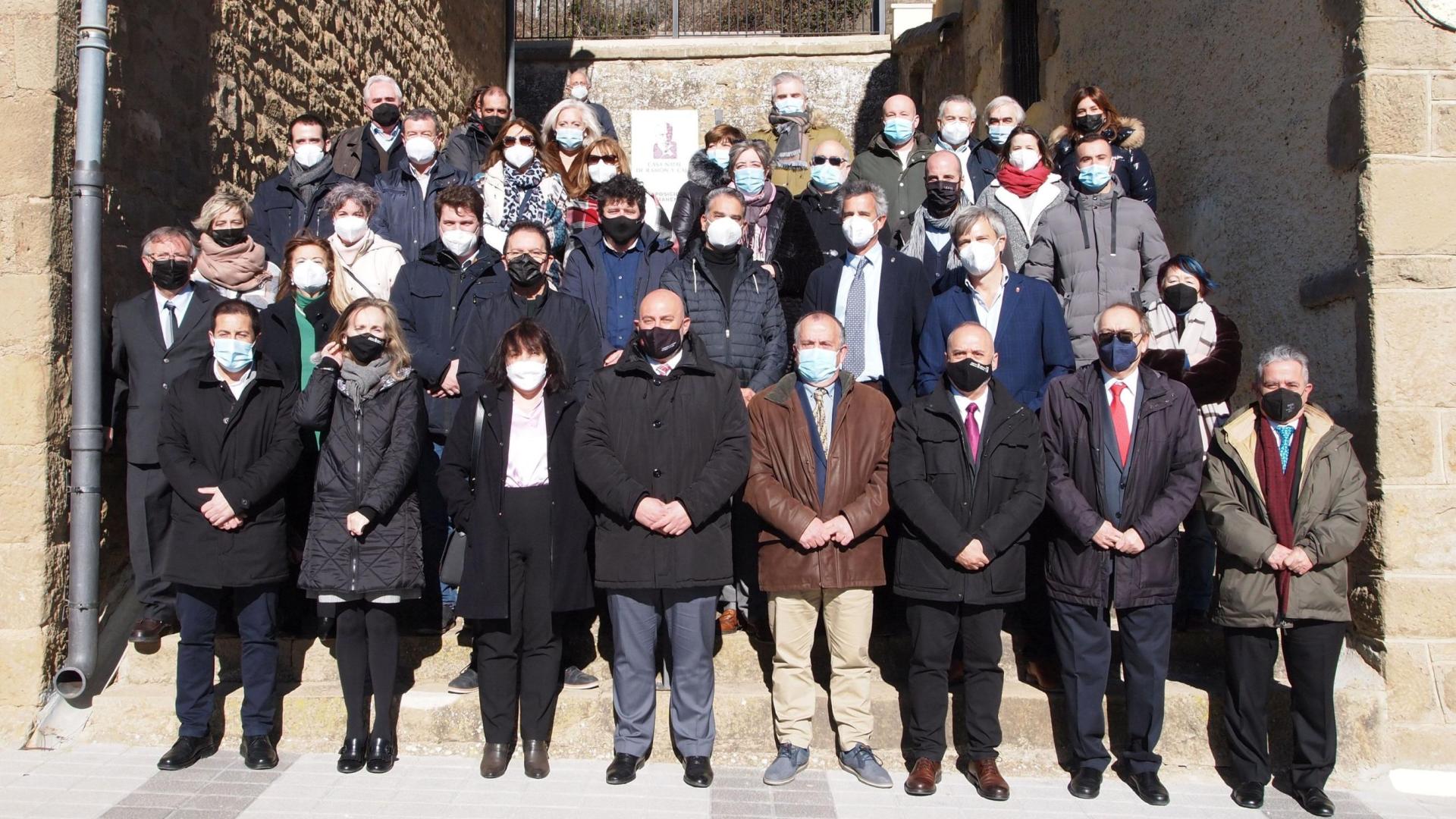 Autoridades, expertos y asistentes posaron antes del acto de ayer en Petilla de Aragón que abordó la figura de Santiago Ramón y Cajal