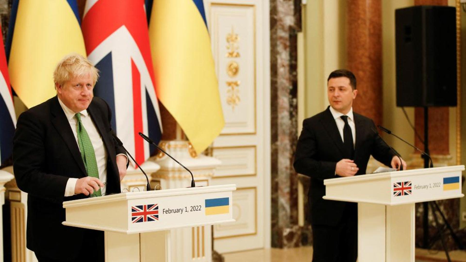 El primer ministro británico, Boris Johnson, junto al presidente ucraniano, Volodymyr Zelenskiy