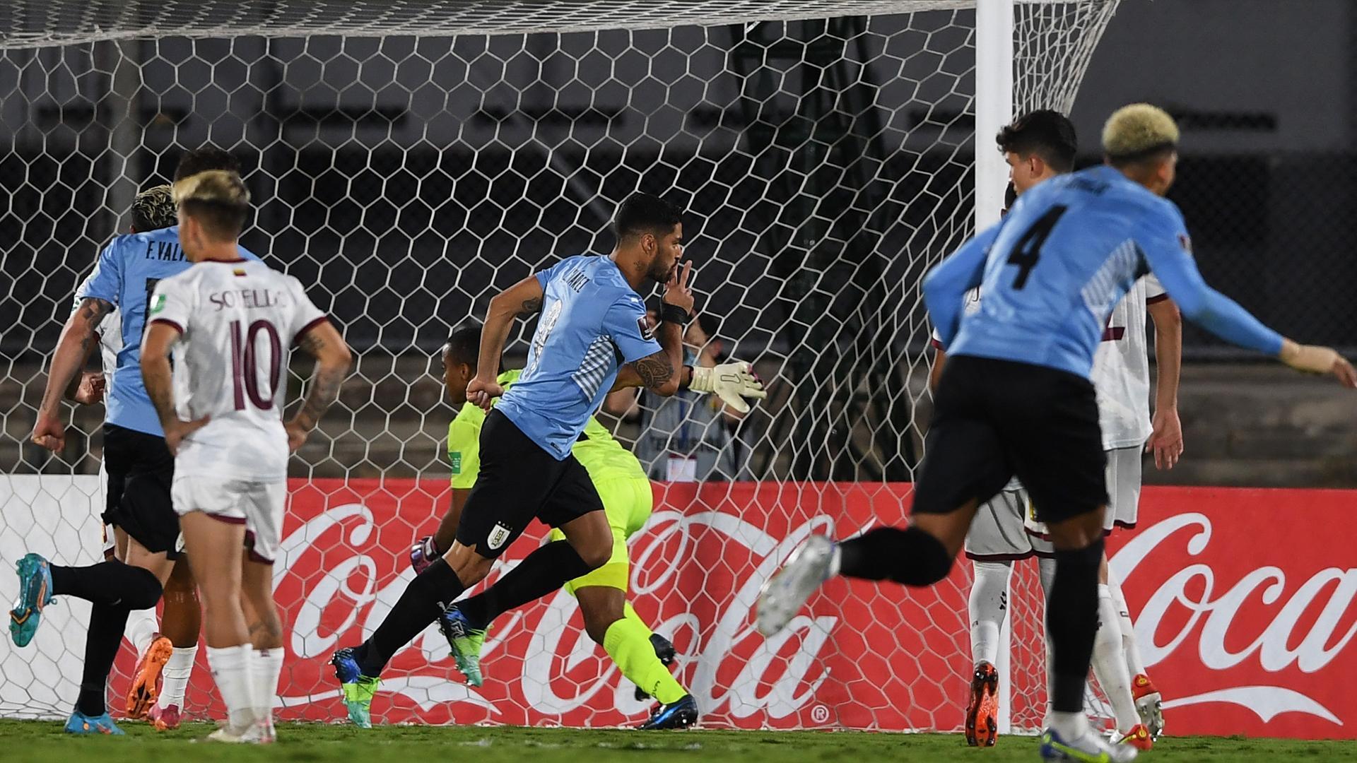 El uruguayo Luis Suárez celebra un de los tantos anotados por su selección contra Venezuela