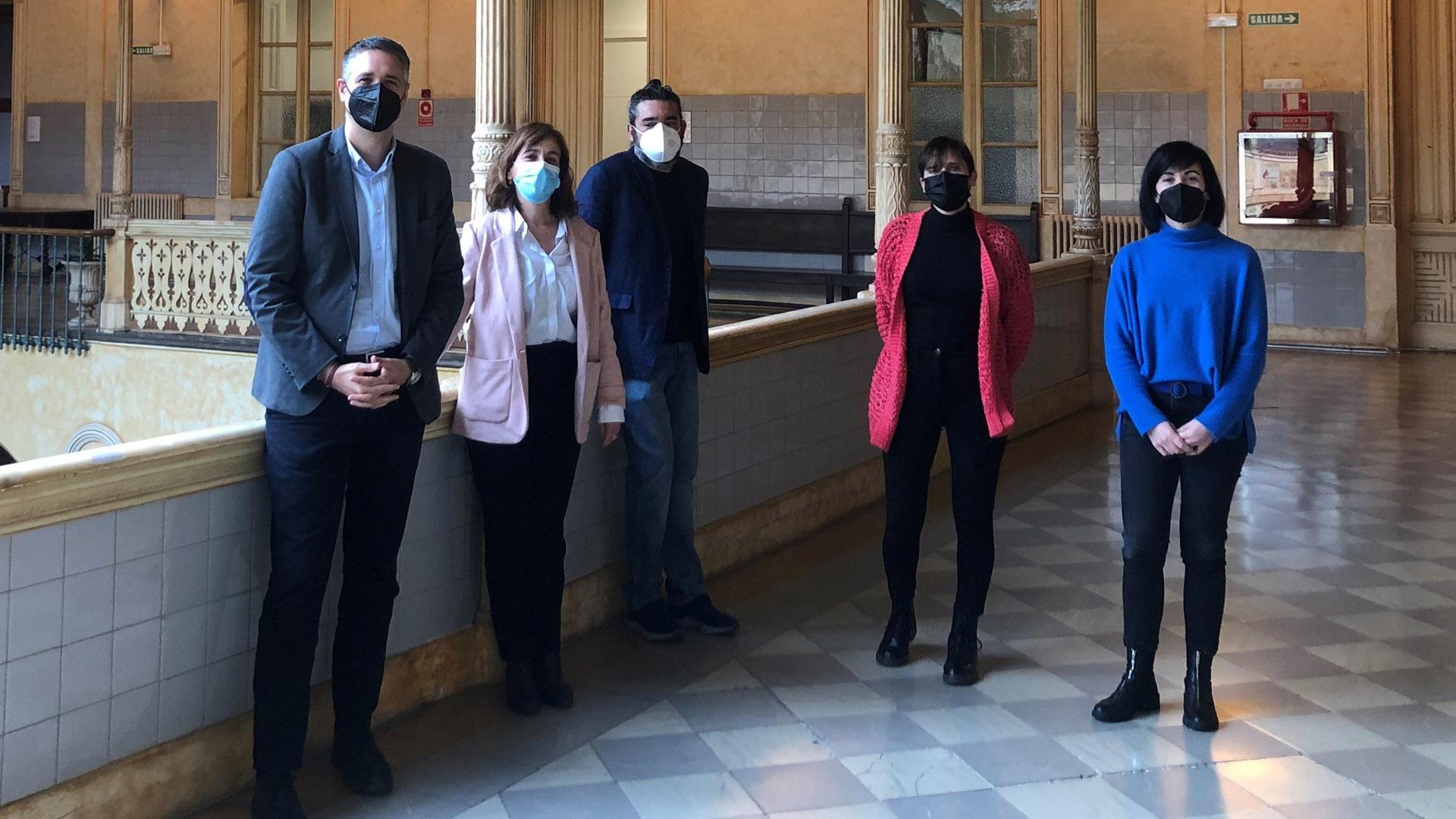 I-D: Ignacio Apezteguía, director general de Cultura – Institución Príncipe de Viana; Ana Herrera, jefa de la Sección de Proyectos Audiovisuales; Carlos Fernández, miembro de la Junta Directiva de CLAVNA; Rosa García, presidenta de CLAVNA; Paula Noya, responsable de infraestructuras de NICDO