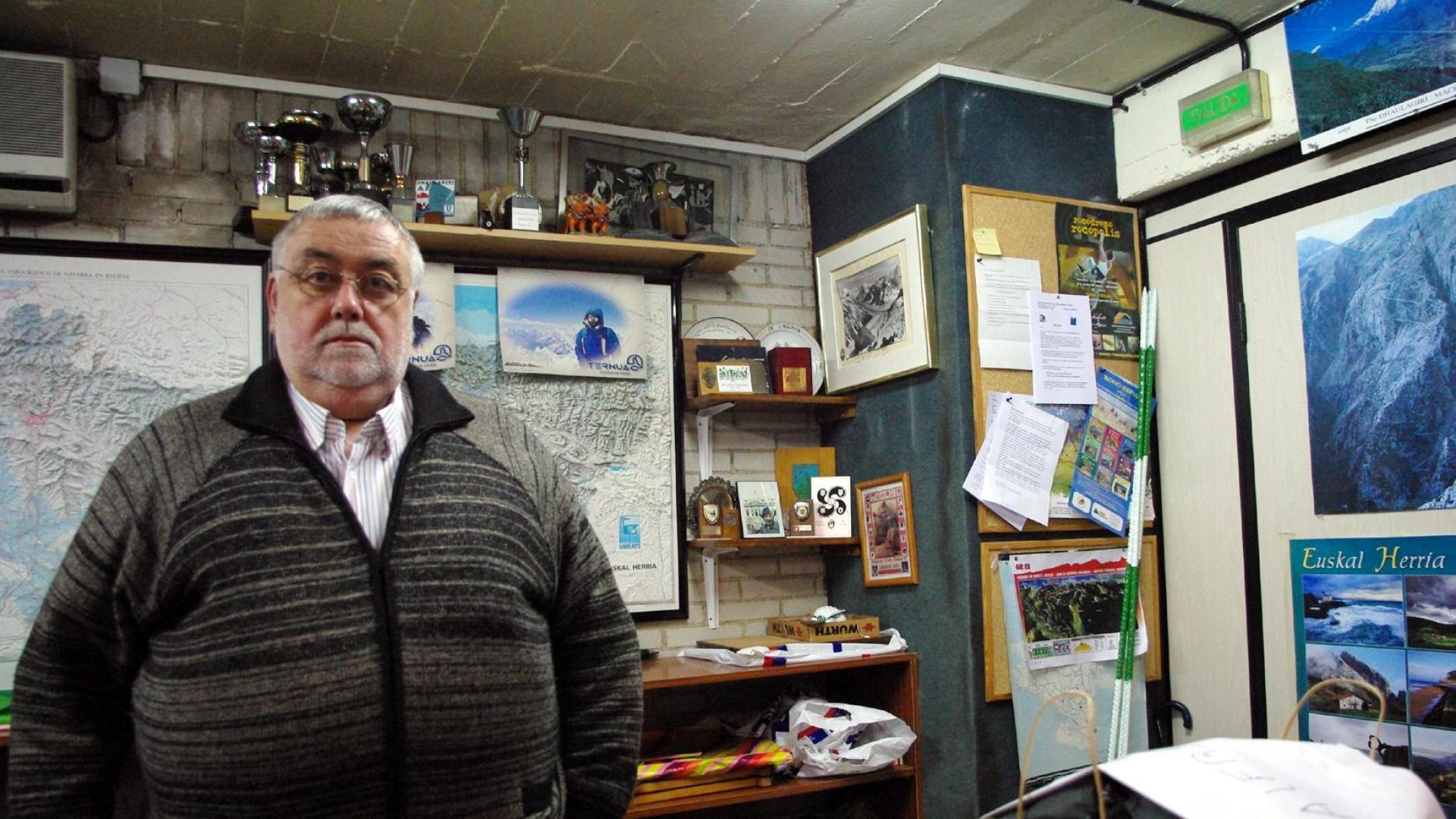 Jesús Mari Garísoain, Txumarra, en la oficina de la sección de montaña de Anaitasuna