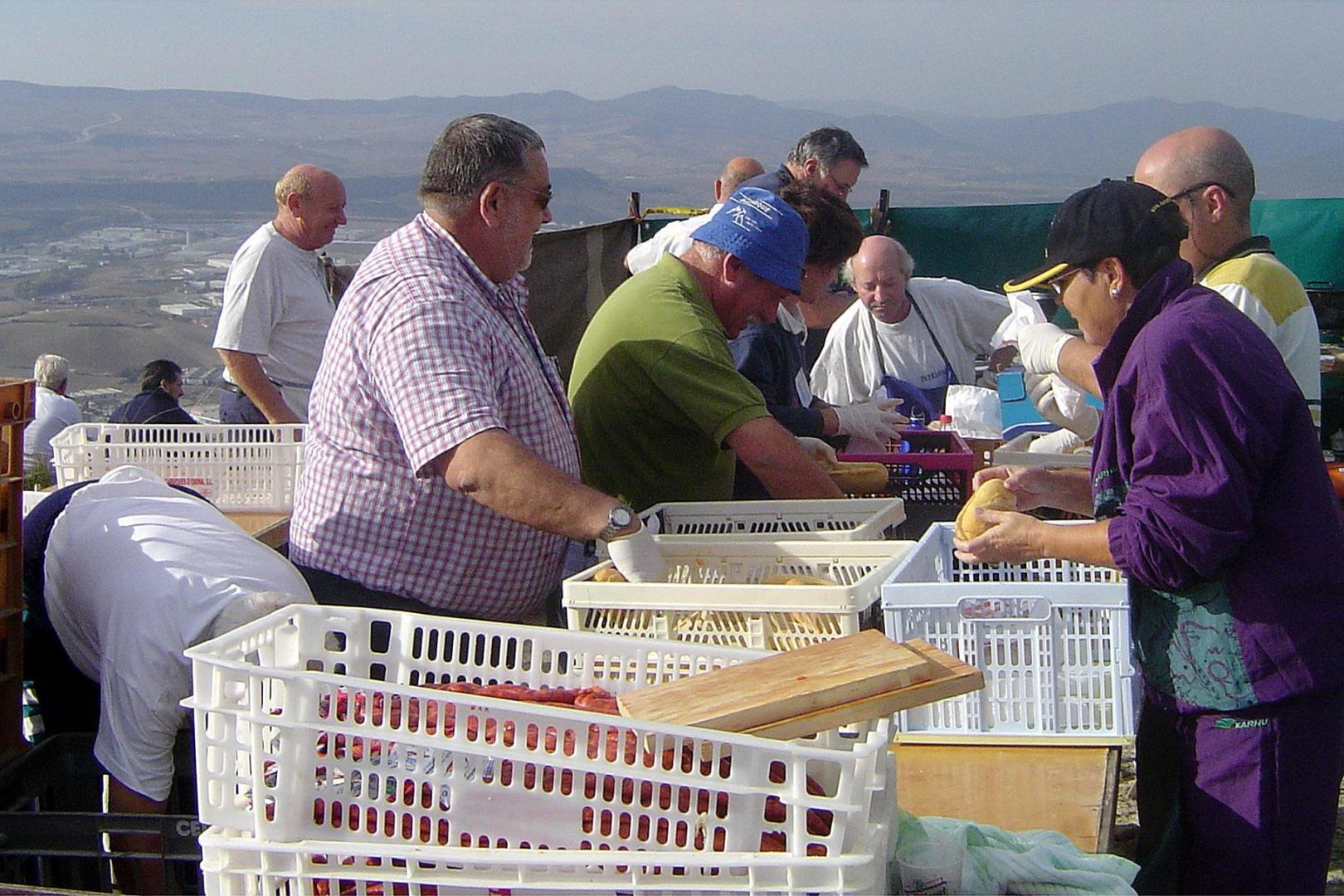 Txumarra, en primer término, durante la preparación del almuerzo para la Marcha Popular a  San Cristóbal-Ezkaba p