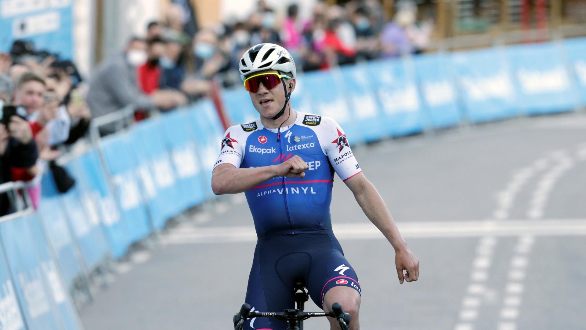 Remco Evenepoel celebra la victoria al entrar en la meta de Torralba del Pinar