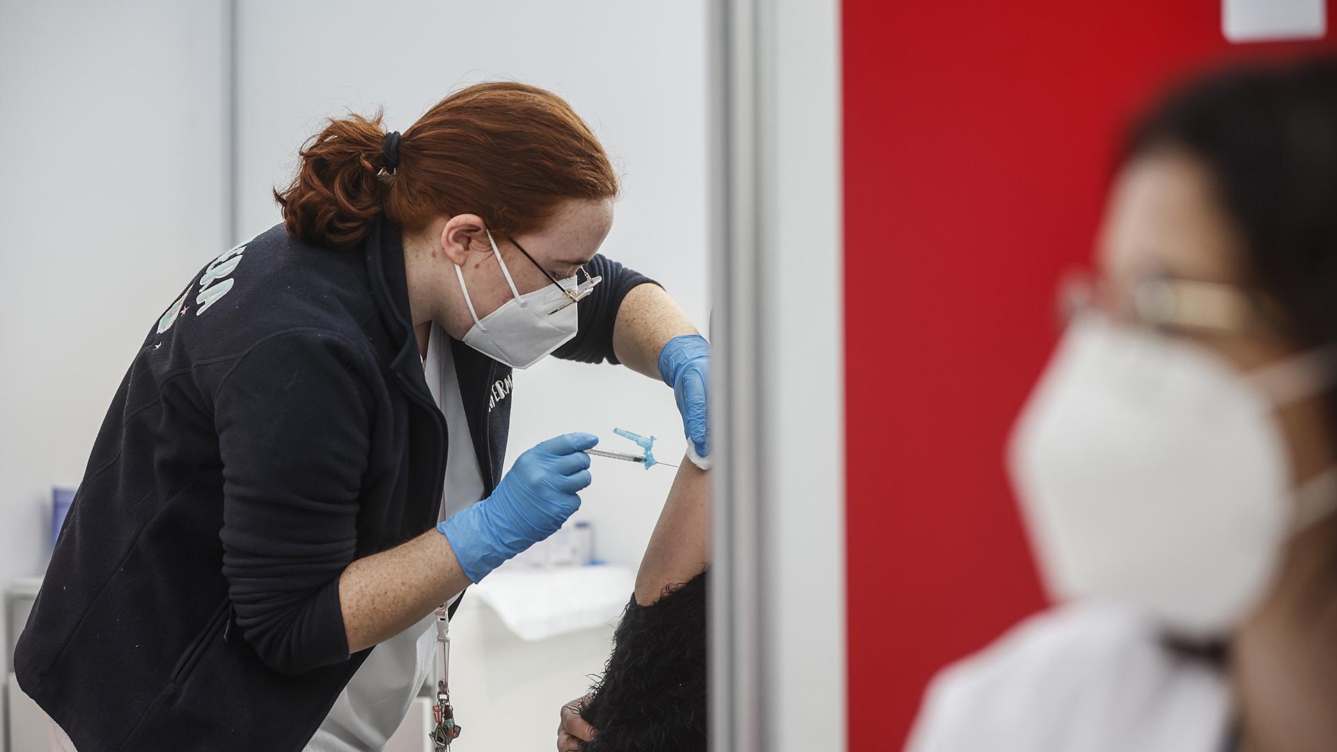 Una sanitaria vacuna a una persona con la tercera dosis de la vacuna de Moderna en el vacunódromo instalado en la Ciudad de las Artes y las Ciencias de Valencia