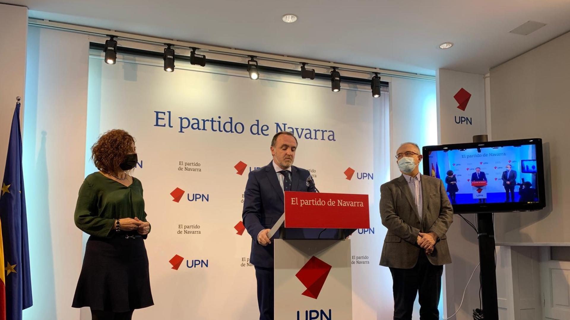 Javier Esparza (en el centro) ha anunciado este miércoles el apoyo a la reforma laboral