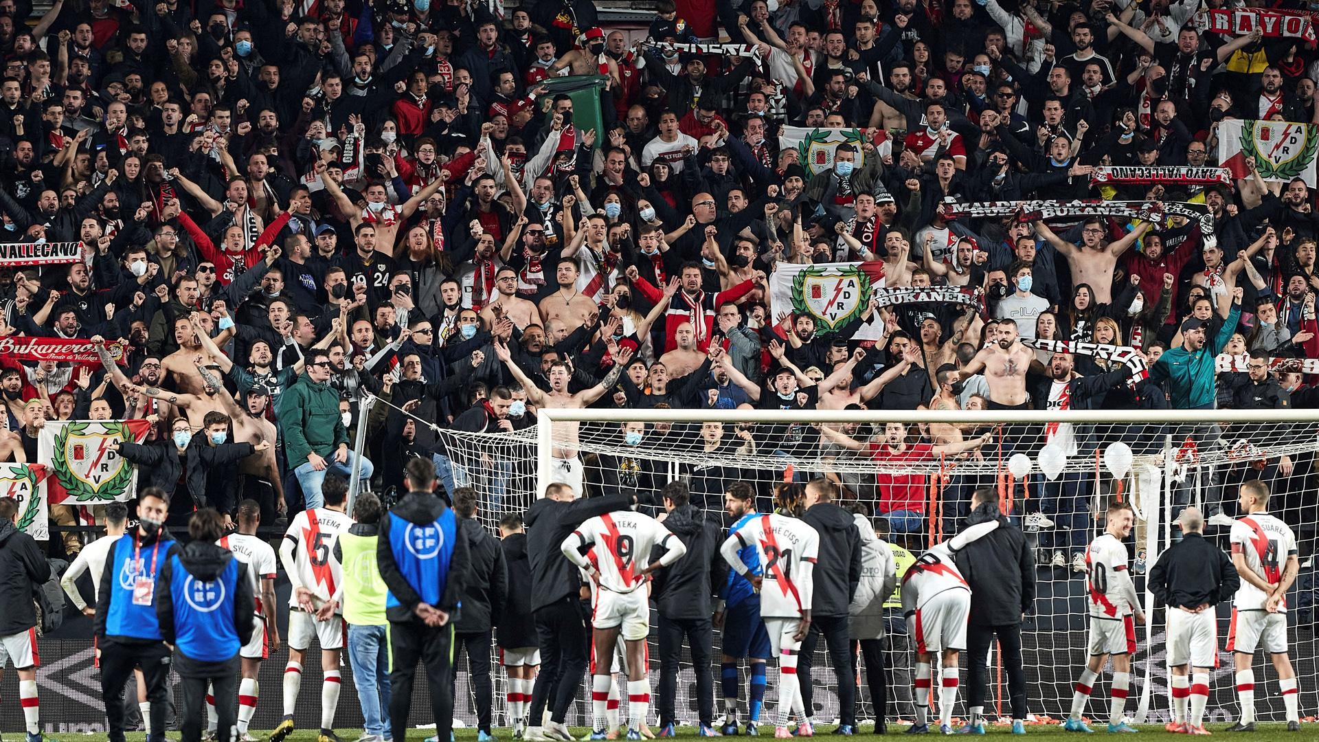 El Rayo Vallecano celebra el pase en Copa del Rey junto a su afición