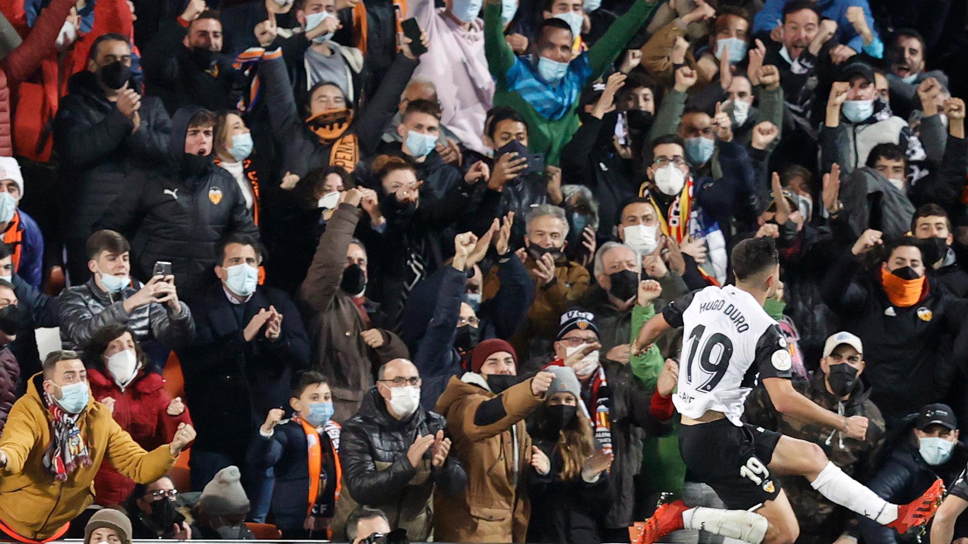 Hugo Duro celebra uno de sus goles en Mestalla