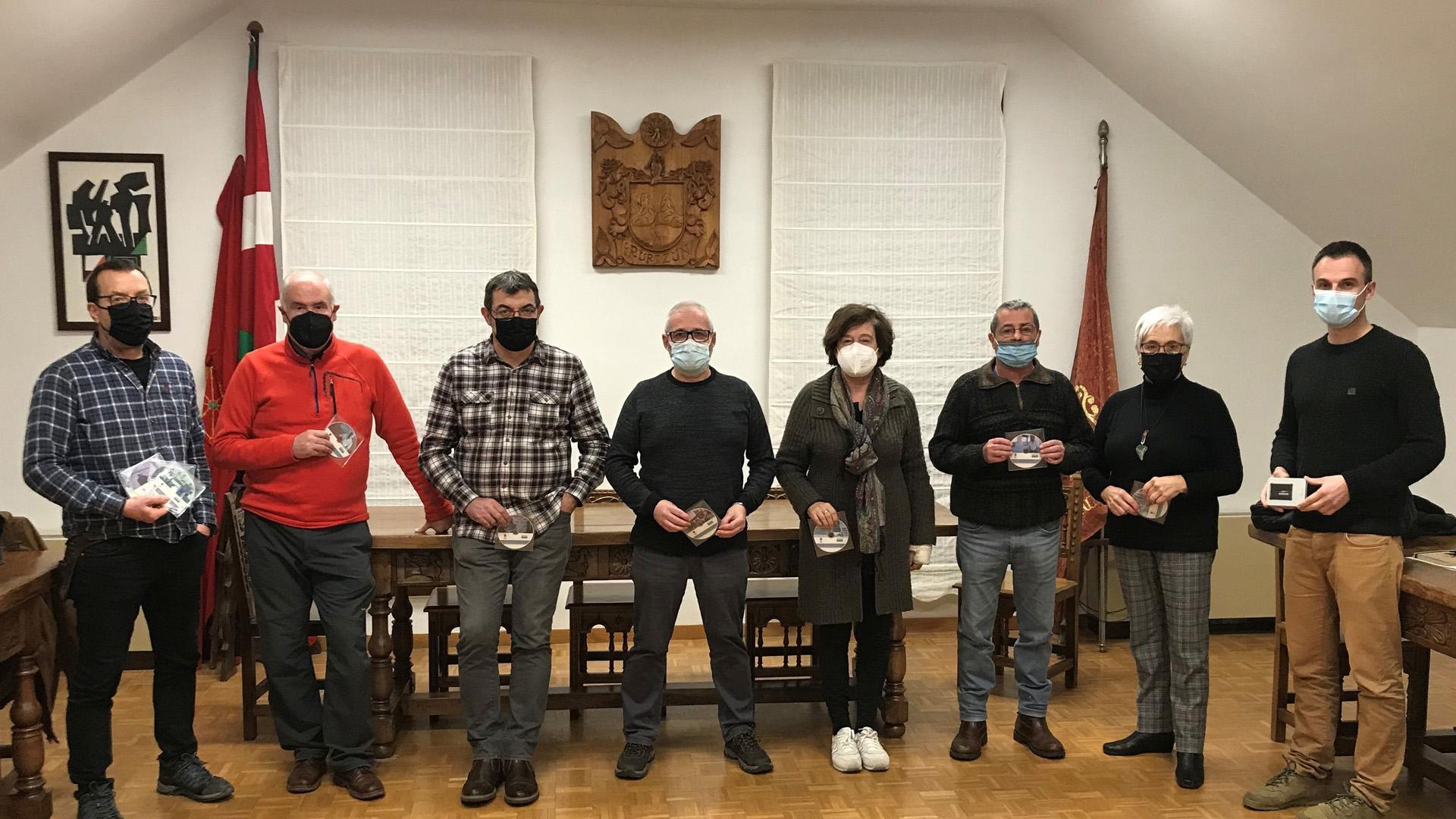 Vecinos y trabajadores que han participado en el documental, junto al alcalde, Aitor Larraza, a la derecha