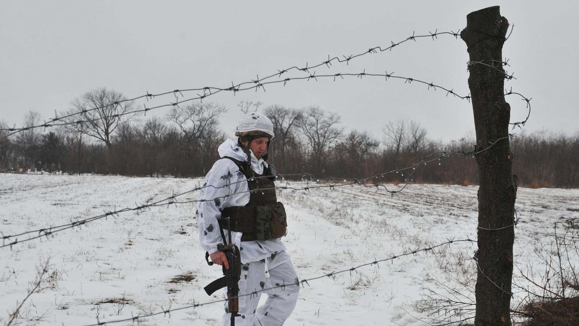 Un guardia ucraniano patrullando en la frontera