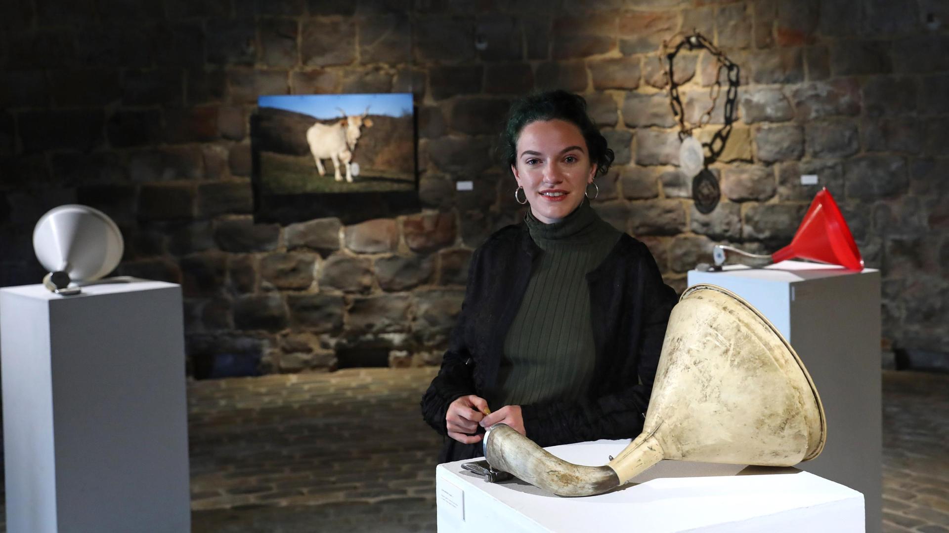 Maite Iribarren en la exposición del Horno de la Ciudadela, entre varios de los embudosautoparlantes mudos.