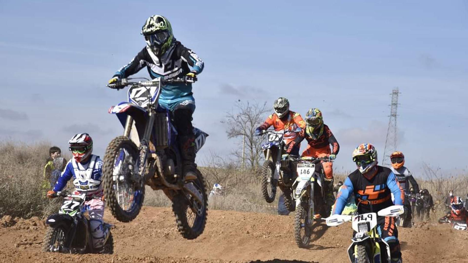 Varios pilotos compiten en una prueba anterior en el circuito de Murchante
