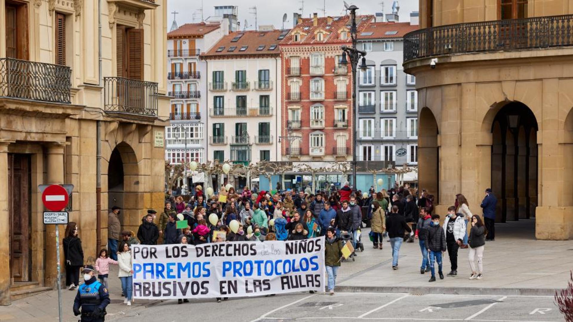 Manifestación en Pamplona de padres en favor de la libertad de los niños en las aulas y contra los protocolos COVID en los colegios