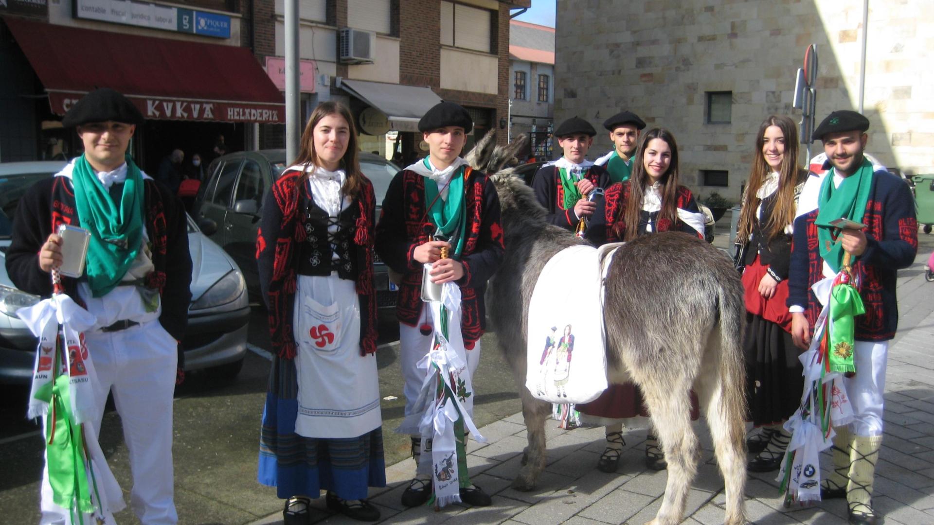 Junto al pollino de las alforjas, un grupo de quintos y quintas en una de las escalas del recorrido de ayer por Alsasua