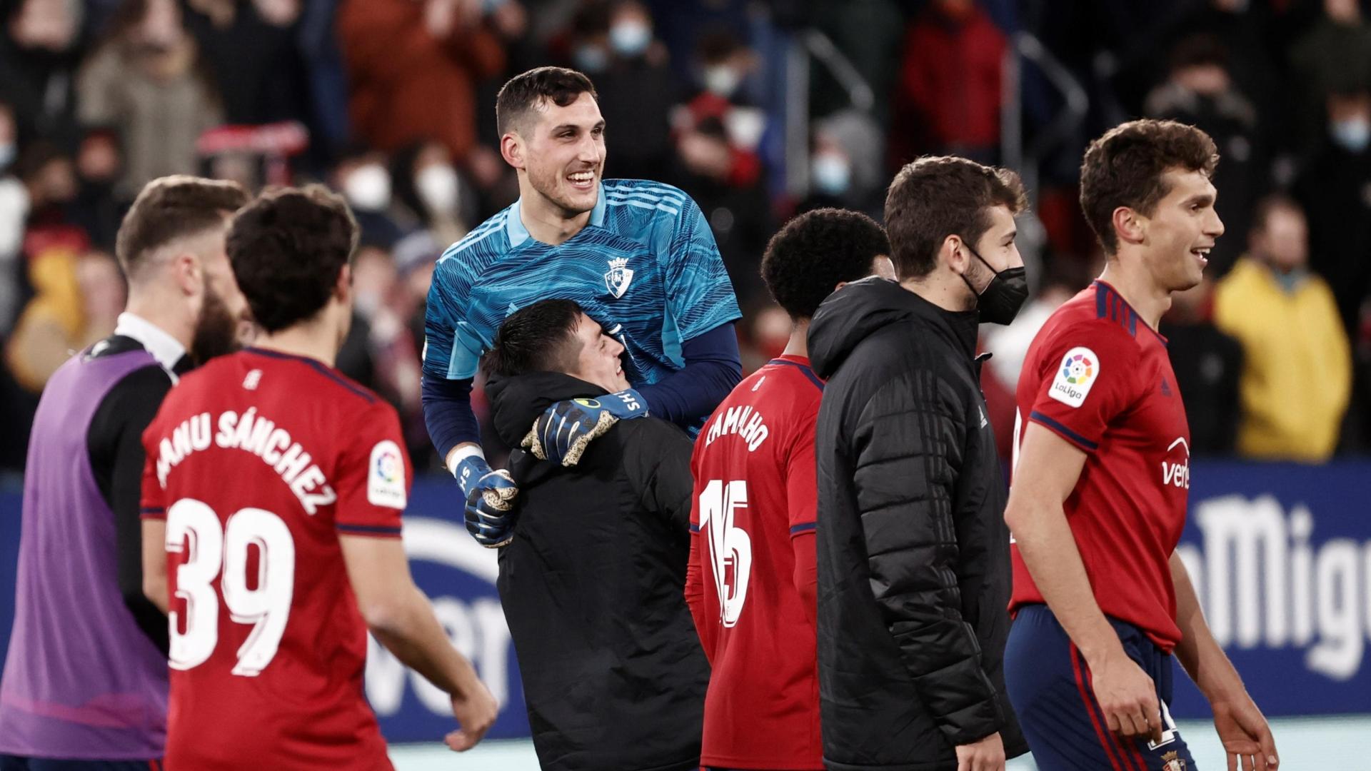 La plantilla celebra la parada de Sergio Herrera al final del partido