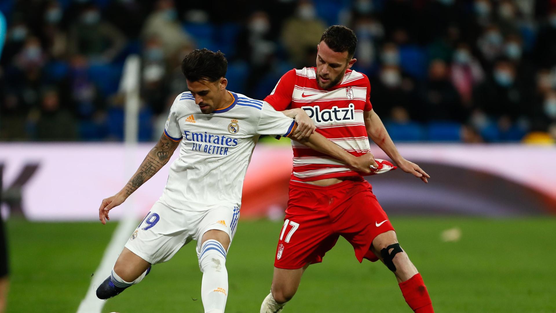 Dani Ceballos, del Real Madrid, y Joaquin Jose "Quini" Ruiz del Granada