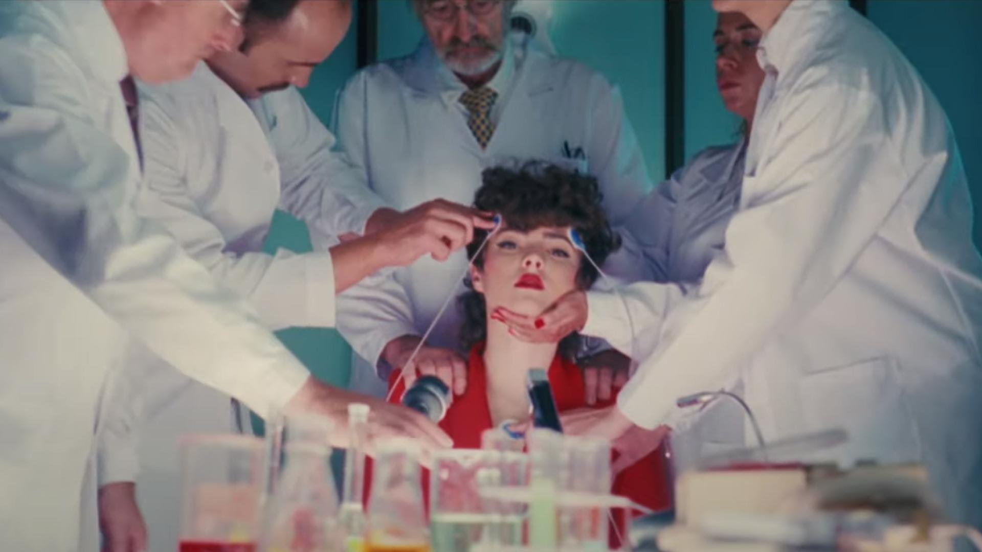 Fotograma del videoclip "Ay, Pequeña", de Anne Lukin